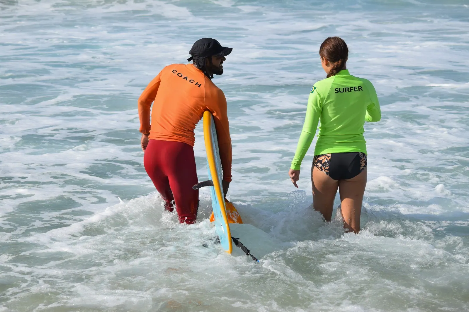 Aula da Andrea Lopes Surf School na Barra da Tijuca