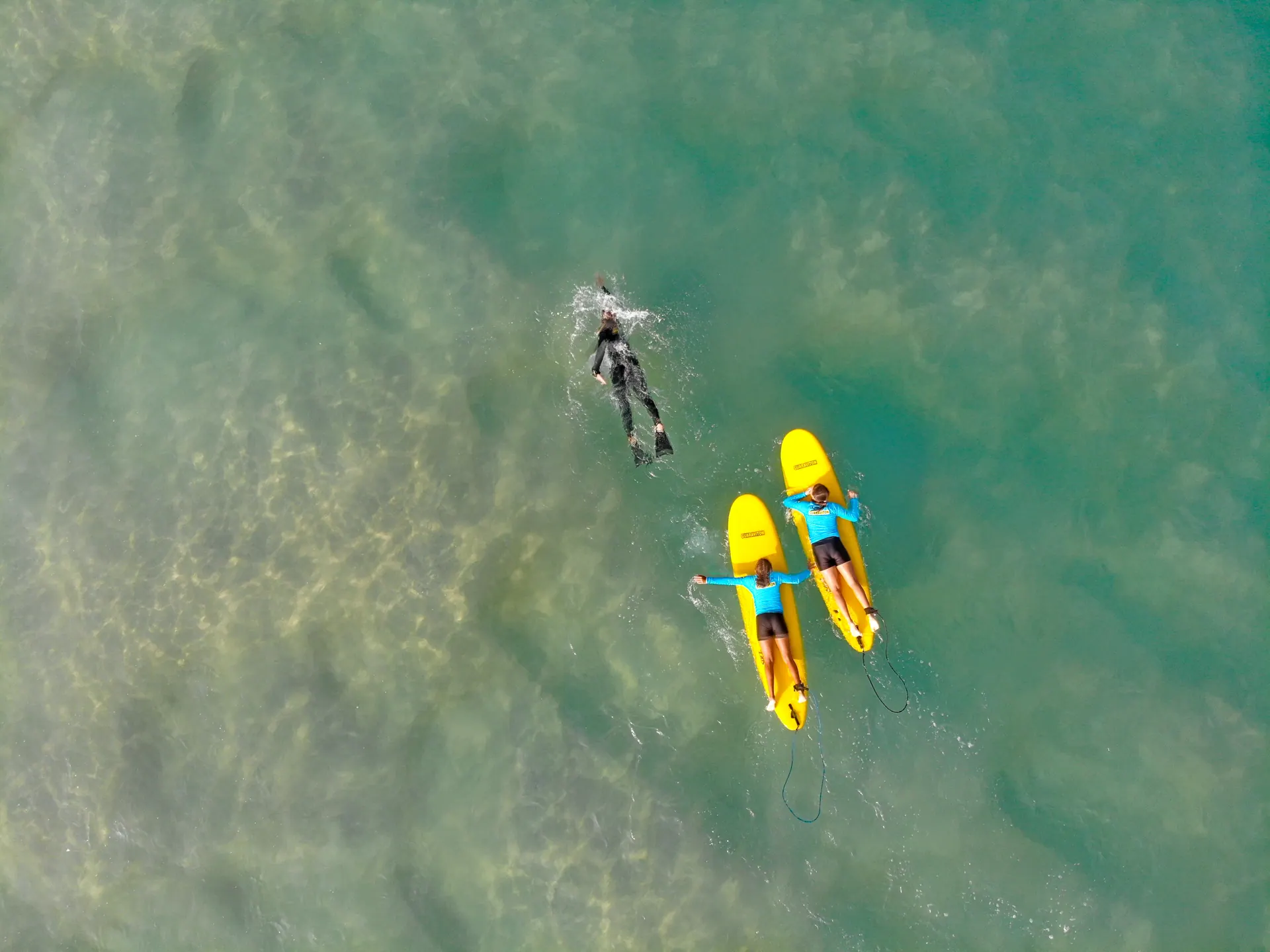 Atividade da Andrea Lopes Surf School na praia