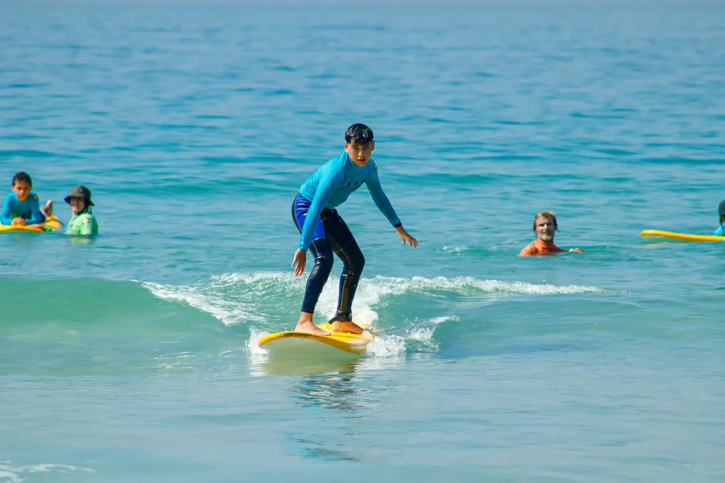 Aluno do Surf Camp surfando sozinho