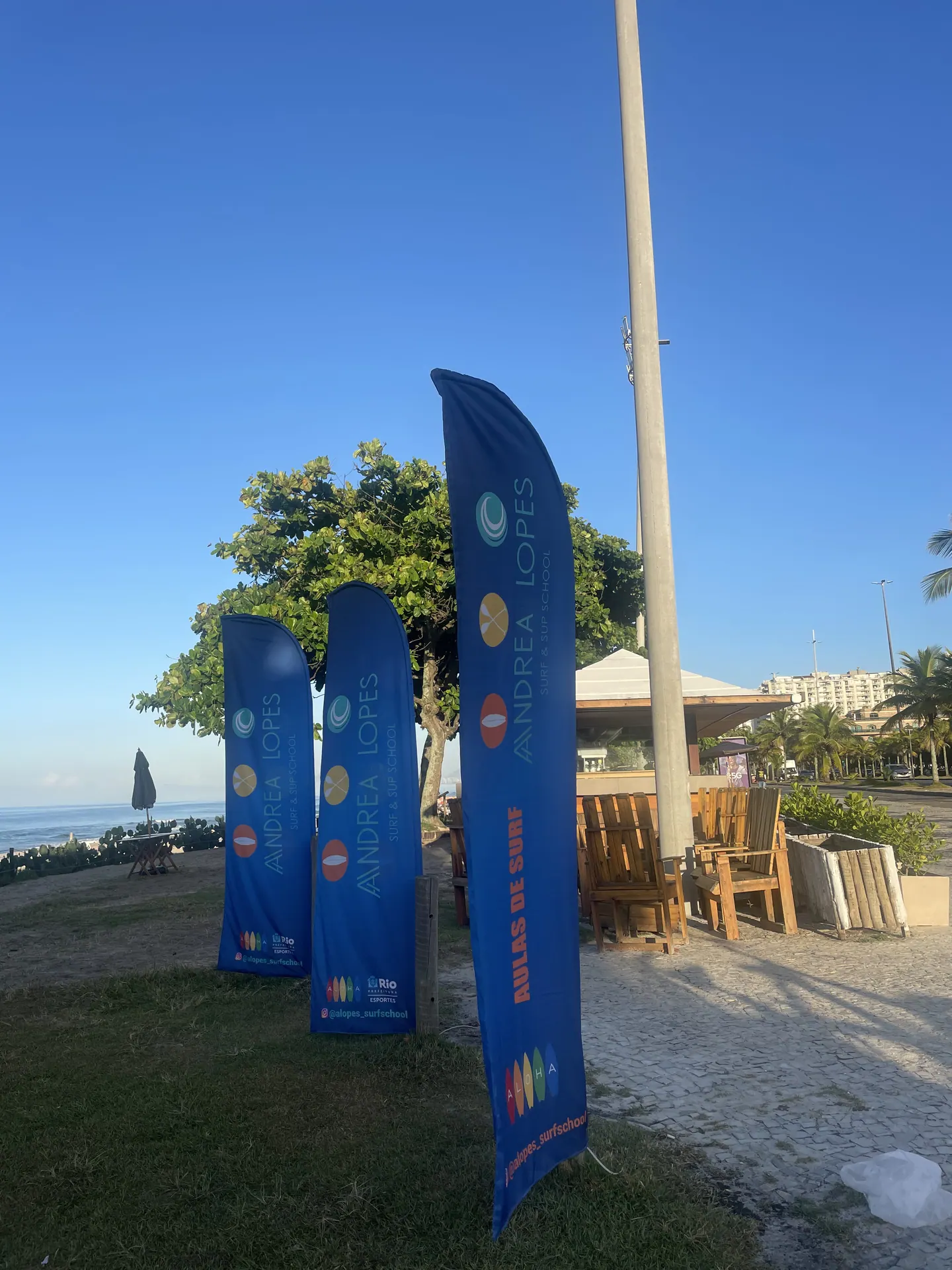 Bandeiras da Andrea Lopes Surf School na base, na Barra da Tijuca
