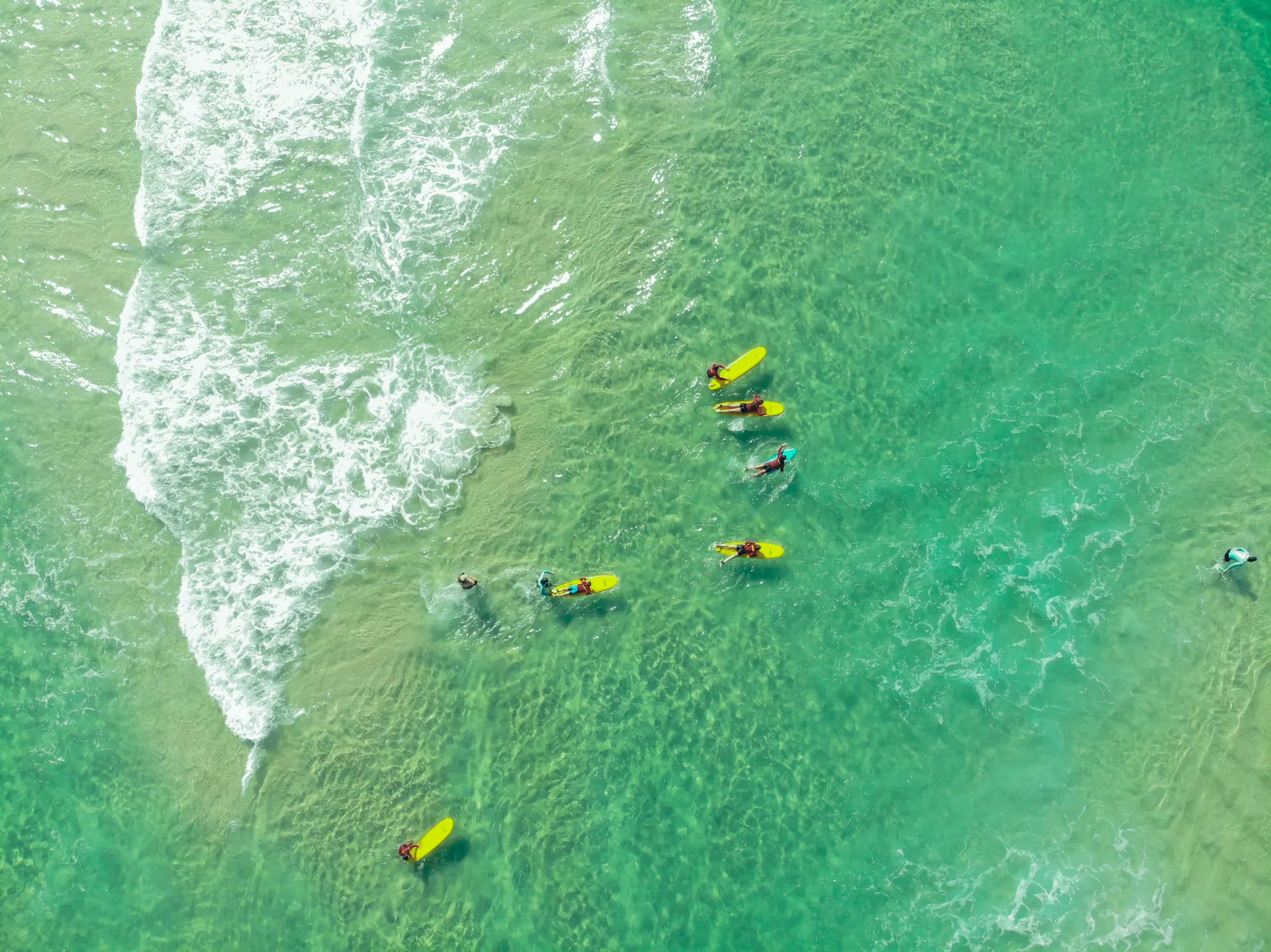 Vista aérea de alunos da escola na água, na Barra da Tijuca